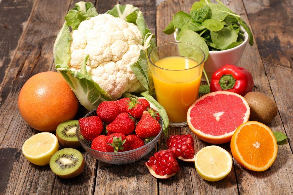 C-vitamiinin lähteitä, hedelmiä ja marjoja pöydällä.