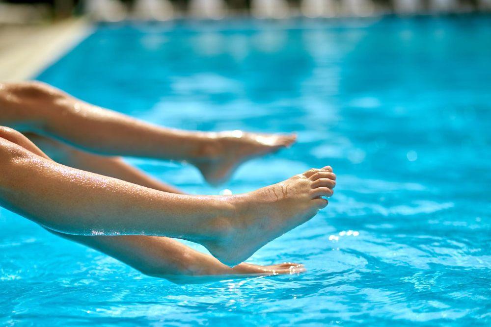 Lapsen jalat uimahallissa.
