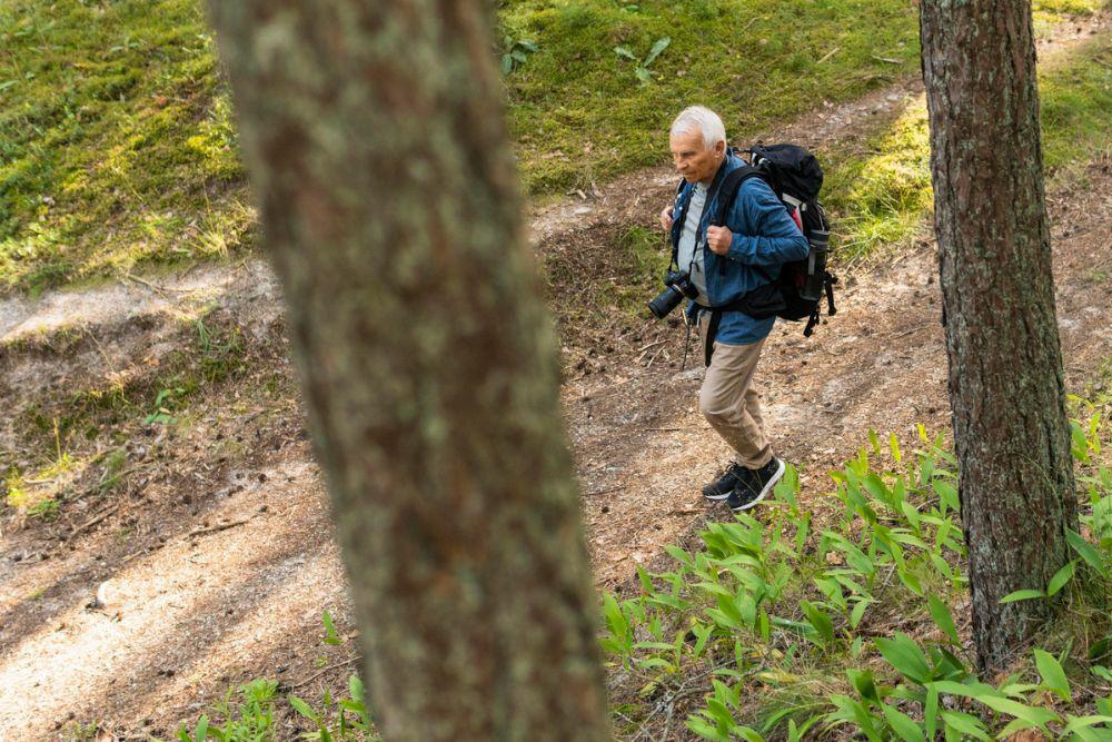 Mies kävelee metsässä vastustuskyvyn parantamiseksi.