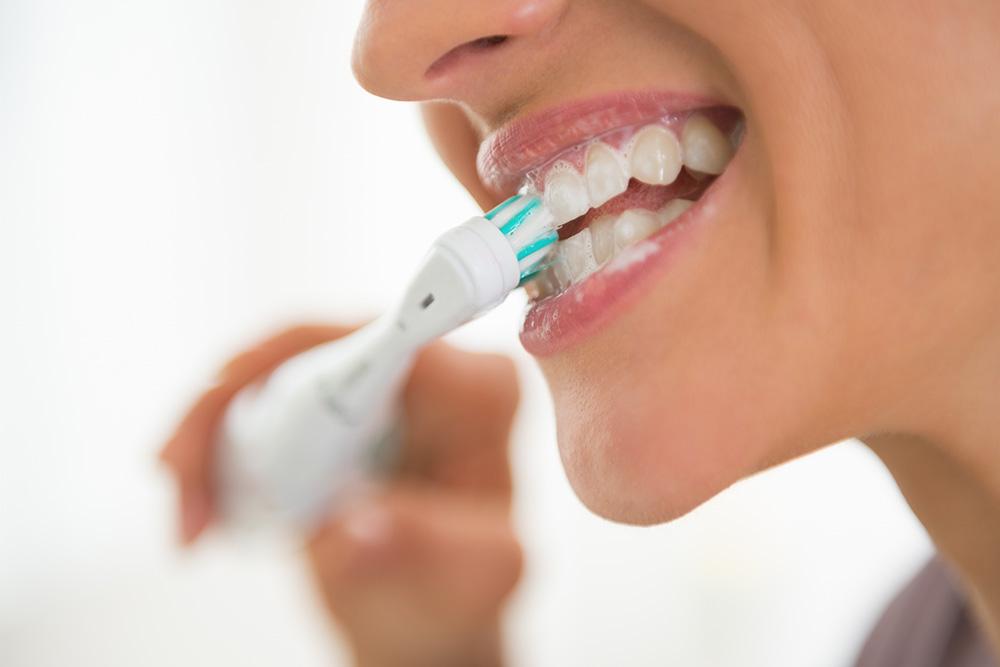 Vihlovia hampaita pestään sähköhammasharjalla.